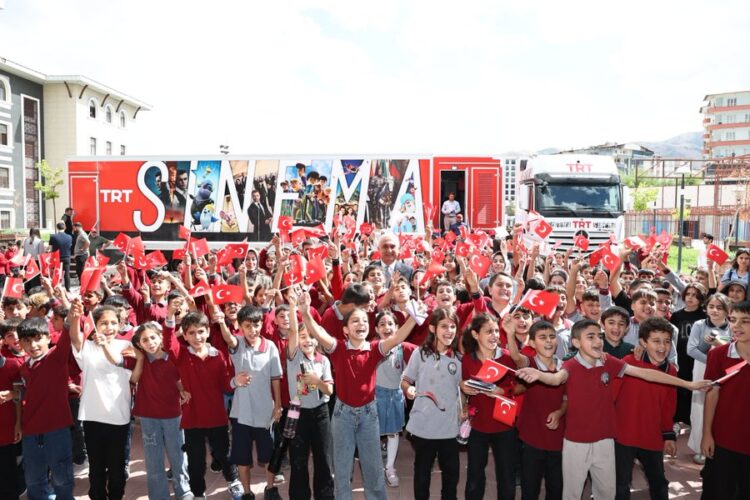 Muş Kent Meydanı'nda Sinema Heyecanı: Minikler Beyaz Perdeyle Buluştu mus kent meydaninda sinema heyecani minikler beyaz perdeyle bulustu habermeydan