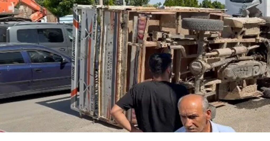 Muş'ta, Kamyonet Direğe Çarptı: 5 Yaralı musta kamyonet direge carpti 5 yarali habermeydan