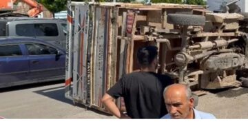 Muş'ta, Kamyonet Direğe Çarptı: 5 Yaralı Muş’ta, Kamyonet Direğe Çarptı: 5 Yaralı