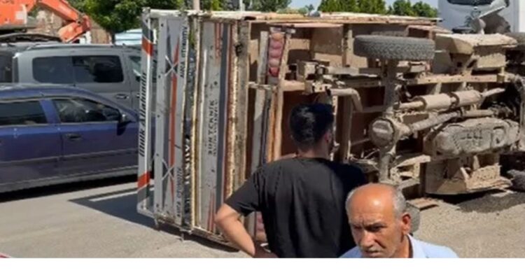 Muş'ta, Kamyonet Direğe Çarptı: 5 Yaralı musta kamyonet direge carpti 5 yarali habermeydan