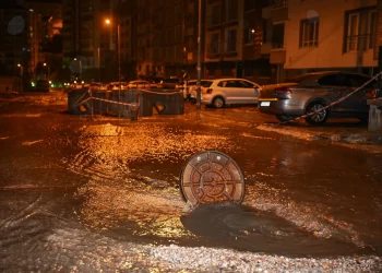 İstanbul ve Ankara’da sağanak alarmı: Yollar göle döndü, evleri su bastı