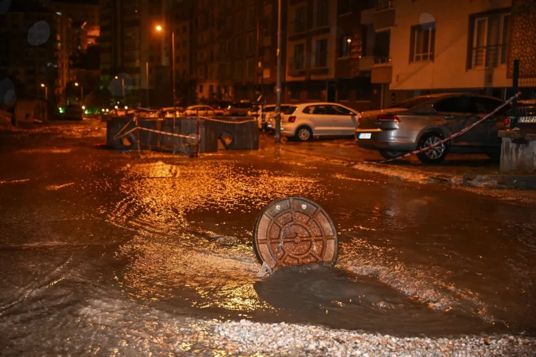 İstanbul ve Ankara’da sağanak alarmı: Yollar göle döndü, evleri su bastı İstanbul ve Ankara’da sağanak alarmı...