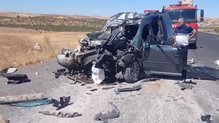 Şanlıurfa'da feci kaza: 4 kişi hayatını kaybetti, 2 kişi ağır yaralandı Şanlıurfa'da feci kaza...