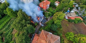 Sinop Boyabat’ta Korkutan Yangın: 3 Katlı Ahşap Ev Kül Oldu