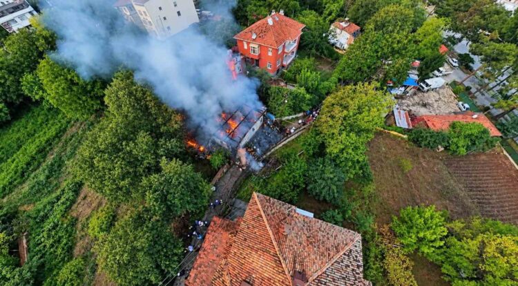 Sinop Boyabat'ta Korkutan Yangın: 3 Katlı Ahşap Ev Kül Oldu sinop boyabatta korkutan yangin 3 katli ahsap ev kul oldu habermeydan