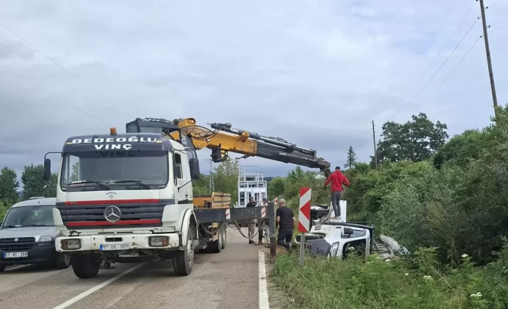 Sinop'ta Cam Yüklü Kamyonet Devrildi: Facianın Eşiğinden Dönüldü sinopta cam yuklu kamyonet devrildi facianin esiginden donuldu habermeydan e1789742164909