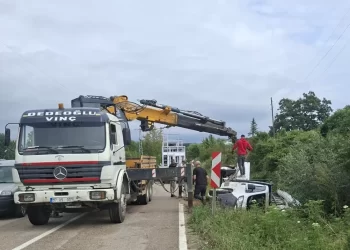 Sinop'ta Cam Yüklü Kamyonet Devrildi: Facianın Eşiğinden Dönüldü Sinop’ta Cam Yüklü Kamyonet Devrildi: Facianın Eşiğinden Dönüldü