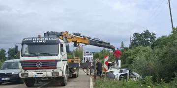 Sinop’ta Cam Yüklü Kamyonet Devrildi: Facianın Eşiğinden Dönüldü