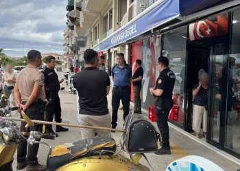 Sinop'ta, Öfke Krizine Giren Kişi Cam Kırıklarıyla Yaralandı! Sinop’ta, Öfke Krizine Giren Kişi Cam Kırıklarıyla Yaralandı!
