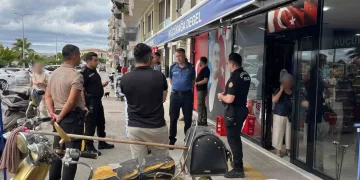 Sinop'ta, Öfke Krizine Giren Kişi Cam Kırıklarıyla Yaralandı! Sinop’ta, Öfke Krizine Giren Kişi Cam Kırıklarıyla Yaralandı!
