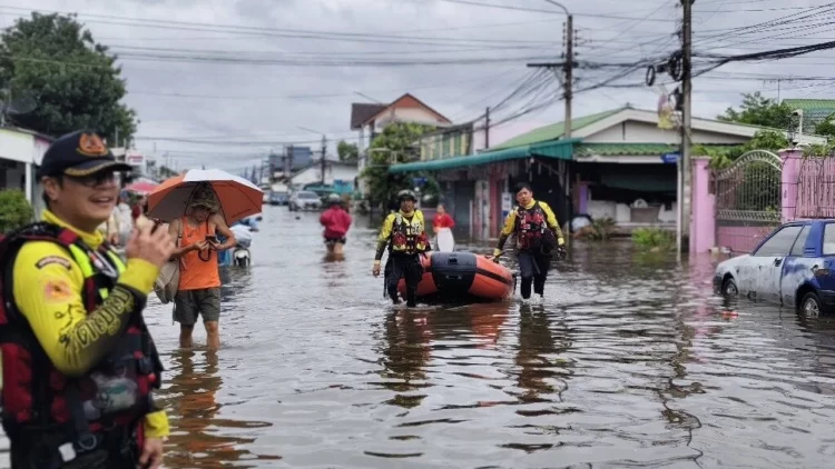 Tayland’da sel felaketi: Can kaybı artıyor Tayland’da sel felaketi...