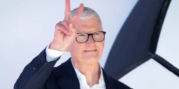 Tim Cook CEO koltuğunu bıraktı! Yeni görevi ve 47 milyon dolarlık ücret paketi belli oldu Tim Cook CEO koltuğunu bıraktı! Yeni görevi ve 47 milyon dolarlık ücret paketi belli oldu