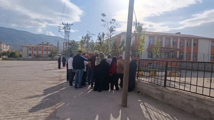 Van’da okulda tüfek paniği! Öğretmenler fark edip müdahale etti Van’da okulda tüfek paniği...