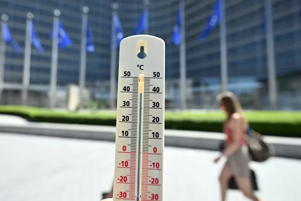 Avrupa'da sıcaklık alarmı: Kuraklık nehirleri kurutuyor AVRUPADA SICAKLIKLAR HABERMEYDAN