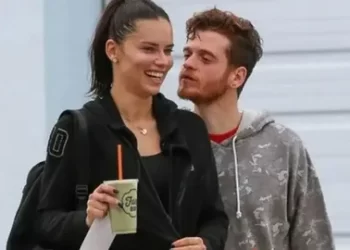Adriana Lima’nın eski sevgilisi simitçinin yanında görüldü Adriana Lima’nın eski sevgilisi simitçinin yanında görüldü