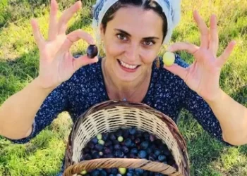 Aslıhan Gürbüz’ün yüzünü bu yıl zeytin güldürdü Aslıhan Gürbüz’ün yüzünü bu yıl zeytin güldürdü