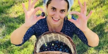 Aslıhan Gürbüz’ün yüzünü bu yıl zeytin güldürdü Aslıhan Gürbüz’ün yüzünü bu yıl zeytin güldürdü