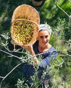 Aslıhan Gürbüz’ün yüzünü bu yıl zeytin güldürdü Aslihan Gurbuz yuzunu buyil zeytin guldurdu1 habermeydan