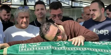 Atilla Taş’ın yürek yakan vedası: Kızını toprağa verdi Atilla Taş’ın yürek yakan vedası: Kızını toprağa verdi