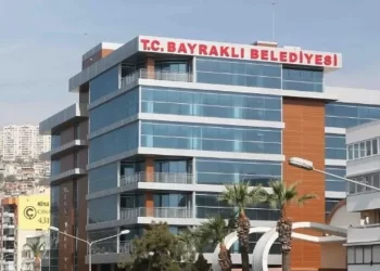 Bayraklı Belediyesi soruşturmasında operasyon: 45 kişi gözaltında Bayraklı Belediyesi soruşturmasında operasyon: 45 kişi gözaltında