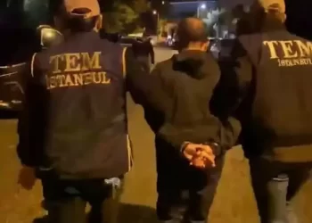 İstanbul’da FETÖ operasyonu: 3,17 milyon liralık döviz ele geçirildi İstanbul’da FETÖ operasyonu: 3,17 milyon liralık döviz ele geçirildi
