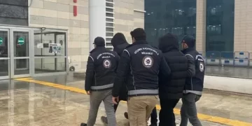 33 İlde Göçmen Kaçakçılığı Operasyonu: 51 Şüpheli Yakalandı, 47’si Tutuklandı 33 İlde Göçmen Kaçakçılığı Operasyonu: 51 Şüpheli Yakalandı, 47’si Tutuklandı