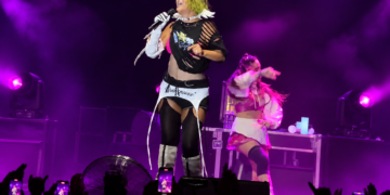 Hande Yener’in yeni tarzı olay oldu! Sahneye bambaşka çıktı Hande Yener’in yeni tarzı olay oldu! Sahneye bambaşka çıktı