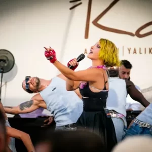 Hande Yener’in yeni tarzı olay oldu! Sahneye bambaşka çıktı Hande Yener Sahneye bambaska cikti1 habermeydan