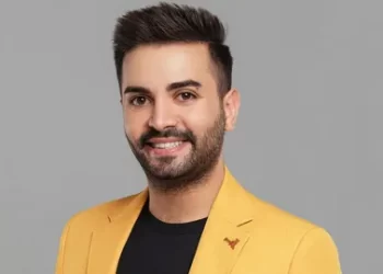 Kadir Ezildi kimdir? Aslen nereli? Kadir Ezildi kimdir? Aslen nereli?
