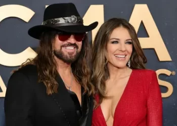 Liz Hurley ve Billy Ray Cyrus nişanlandı Liz Hurley ve Billy Ray Cyrus nişanlandı