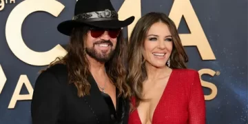 Liz Hurley ve Billy Ray Cyrus nişanlandı Liz Hurley ve Billy Ray Cyrus nişanlandı