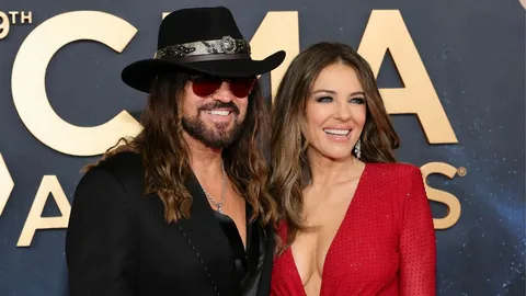 Liz Hurley ve Billy Ray Cyrus nişanlandı Liz Hurley Billy Ray Cyrus nisanlandi habermeydan