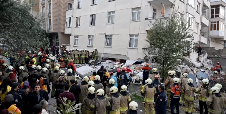 Maltepe’de 7 katlı binada korkutan çökme: Enkaz altında kalanlar için ekipler seferber oldu