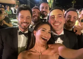 Murat Boz ve Demet Özdemir botla kurtarıldı Murat Boz ve Demet Özdemir botla kurtarıldı