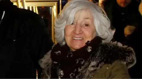 Necla Uygur son yolculuğuna uğurlandı Necla Uygur son yolculuguna ugurlandi habermeydan