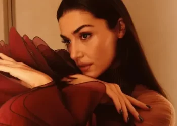Paris’te Hande Erçel rüzgarı! Pozlarıyla büyüledi Paris’te Hande Erçel rüzgarı! Pozlarıyla büyüledi