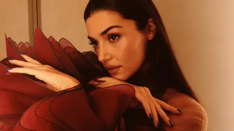 Paris’te Hande Erçel rüzgarı! Pozlarıyla büyüledi Paris Hande Ercel ruzgari habermeydan