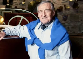 Rahmi Koç 96 yaşında sahada! Tarzıyla dikkat çekti Rahmi Koç 96 yaşında sahada! Tarzıyla dikkat çekti
