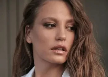 Serenay Sarıkaya’ya restoranda tanışma notu