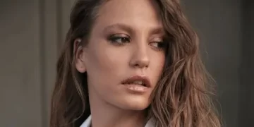 Serenay Sarıkaya’ya restoranda tanışma notu