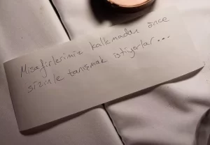 Serenay Sarıkaya’ya restoranda tanışma notu Serenay Sarikaya restoranda tanisma notu1 habermeydan
