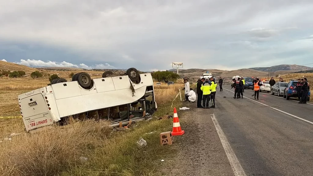 Afyonkarahisar’da midibüs devrildi: 1 kişi öldü, 28 kişi yaralandı afyon habermeydan