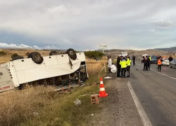 Afyonkarahisar’da midibüs devrildi: 1 kişi öldü, 28 kişi yaralandı