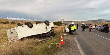 Afyonkarahisar’da midibüs devrildi: 1 kişi öldü, 28 kişi yaralandı