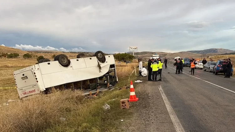 Afyonkarahisar’da midibüs devrildi: 1 kişi öldü, 28 kişi yaralandı Afyonkarahisar’da midibüs devrildi.