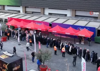 İstanbul’da indirim yoğunluğu: Yeni AVM'yi 60 bin kişi ziyaret etti İstanbul’da indirim yoğunluğu: Yeni AVM’yi 60 bin kişi ziyaret etti