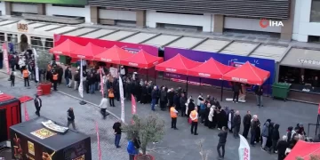 İstanbul’da indirim yoğunluğu: Yeni AVM'yi 60 bin kişi ziyaret etti İstanbul’da indirim yoğunluğu: Yeni AVM’yi 60 bin kişi ziyaret etti