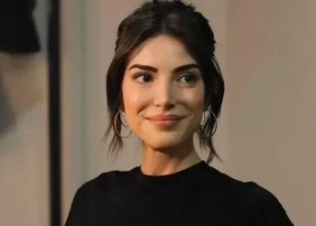 Deniz Baysal’dan çarpıcı aşk açıklaması: Aşk tek başına yeterli değil Deniz Baysal’dan çarpıcı aşk açıklaması: Aşk tek başına yeterli değil