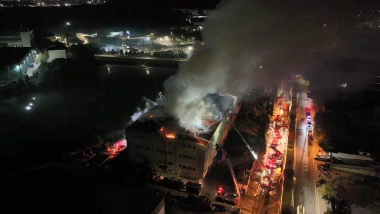 Tuzla’da ayakkabı fabrikasında yangın: Alevler 4 saatte söndürüldü Tuzla’da ayakkabı fabrikasında yangın...