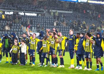 Fenerbahçe, Alanyaspor Önünde 3 Puanı 3 Golle Aldı! Fenerbahçe, Alanyaspor Önünde 3 Puanı 3 Golle Aldı!